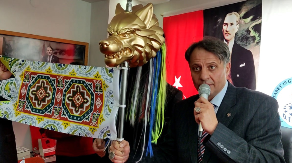 Kurt Başlı Altın Tuğ